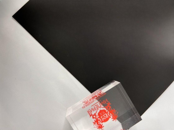 Двухслойный (двухцветный) пластик с клеевым слоем для лазерной гравировки IRROX DESIGN SF70 0,35 мм, черно-белый (аналог Rowmark)